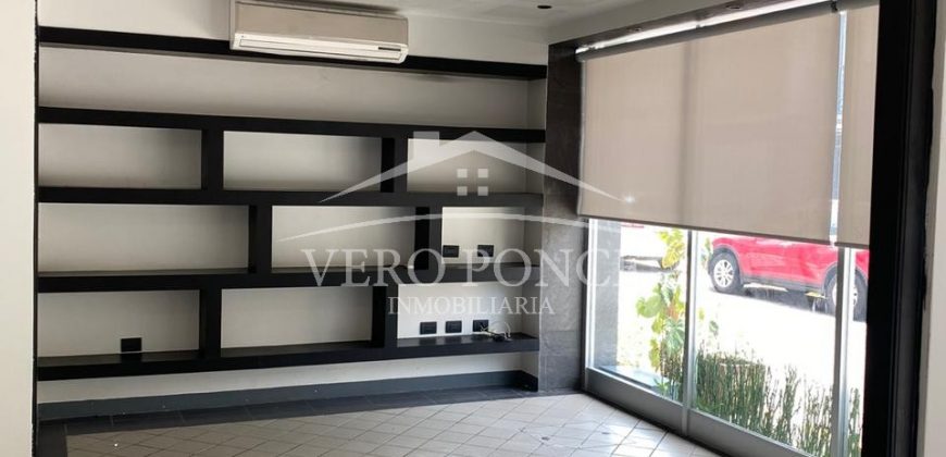 (Rentado) Zona Plaza Crystal / Local en Renta (20-300)