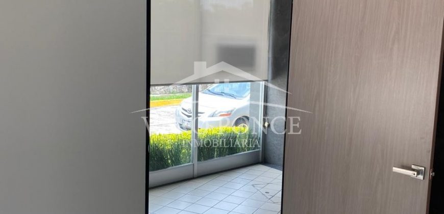 (Rentado) Zona Plaza Crystal / Local en Renta (20-300)