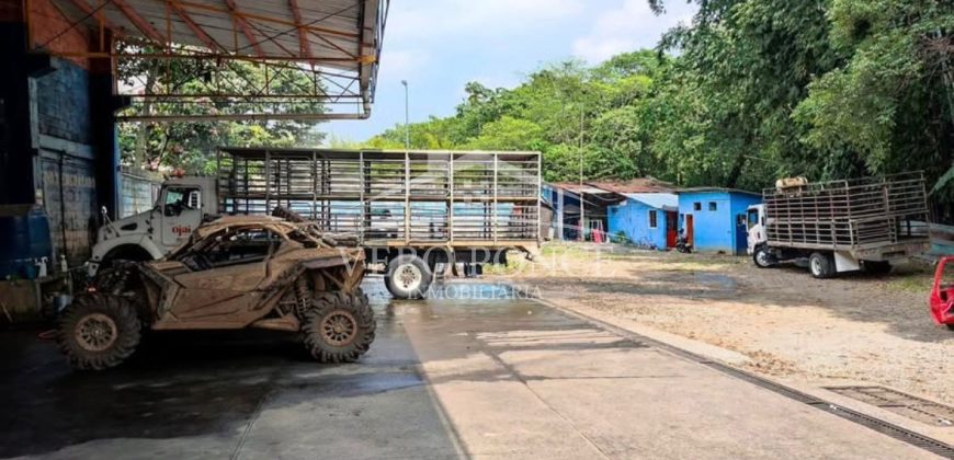 Zona Panteón Municipal / Terreno con Construcción en Venta (2501-167)